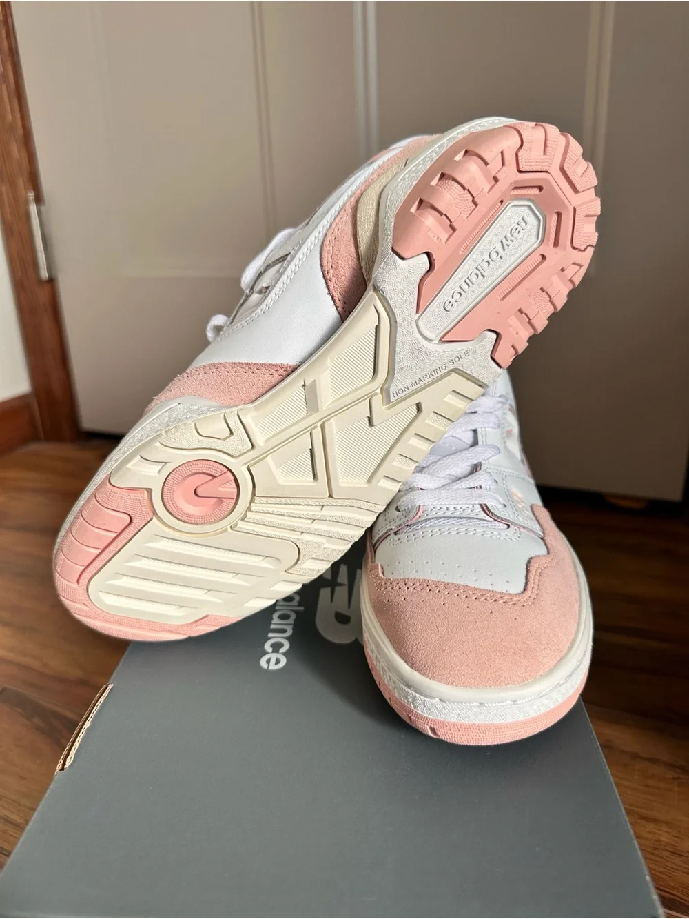New Balance Big Kids Size 7 550 Low Top Sneakers in Pink Haze White